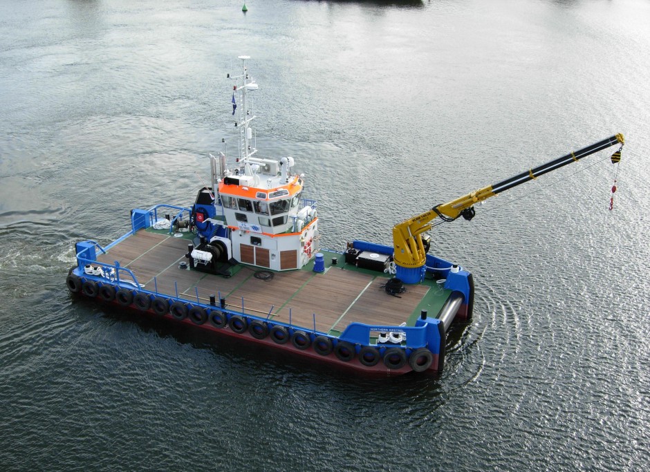 Island Kestrel's 140 tonne crane in action
