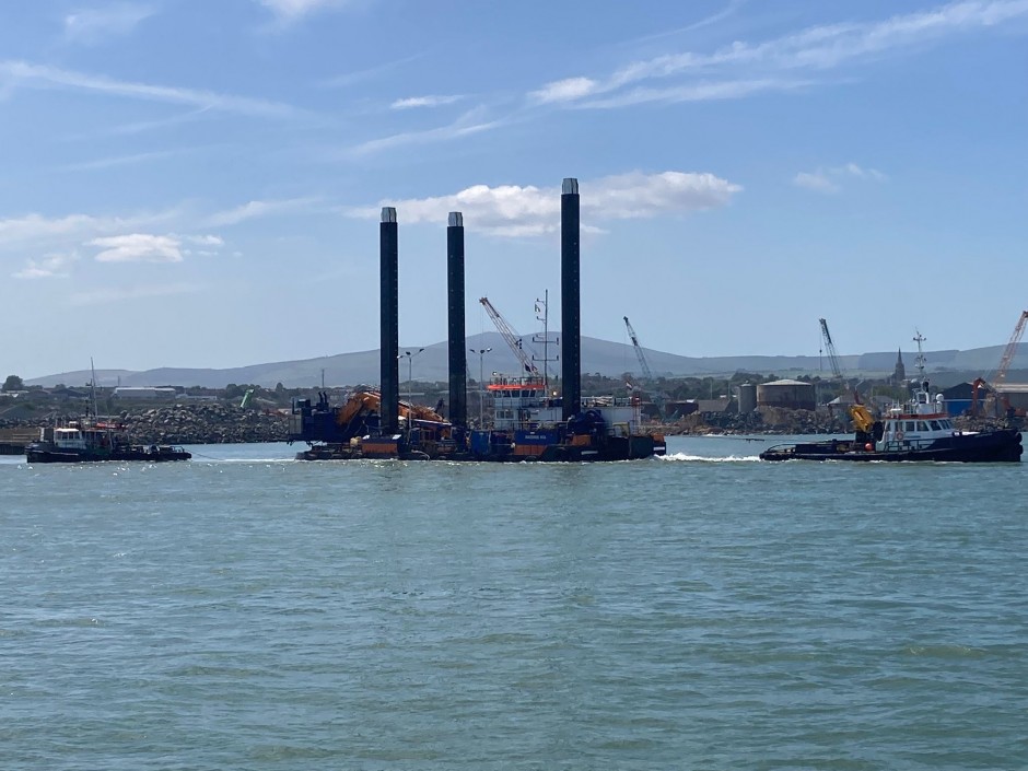 Alpha Marine Tugs AMS Retriever and Husky towing Razende Bol